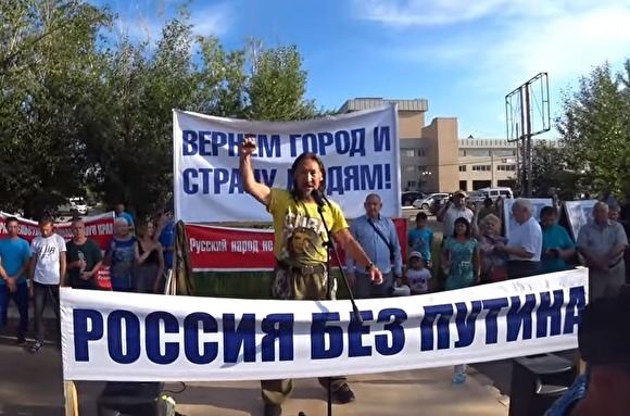 На читинского блогера Леху Кочегара составили протокол за митинг с участием шамана