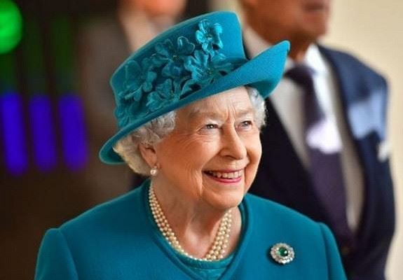 <br />
Елизавета II хочет срочно встретиться с новым премьером, чтобы отдохнуть с семьей<br />
